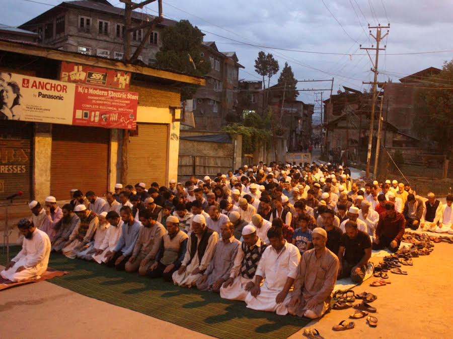 Maghrib Namaz in Dangerpora Islamabad on Sep 02, 2016