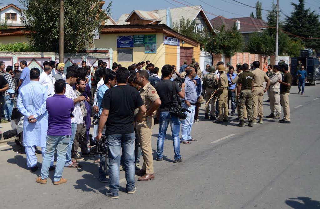 media-men-outside-syed-ali-geelanis-residence-at-hyderpora