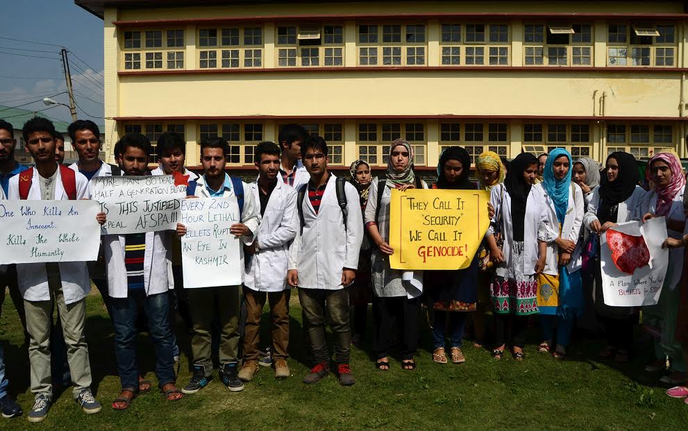 Medical students holding protests in GMC Srinagar on Sep 29, 2016. (KL Image: Bilal Bhadur)