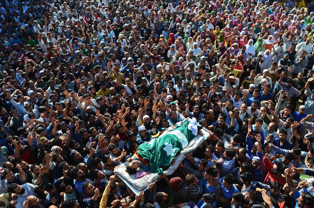 People on Saturday carry the body of 11-year-old school boy Nasir Shafi of Srinagar’s Harwan who was killed in pellet firing on Friday at Harwan.PHOTO BY BILAL BAHADUR