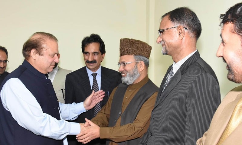 Pakistan PM with Hurriyat Conference leaders in Muzaffarabad on Sep 16, 2016/