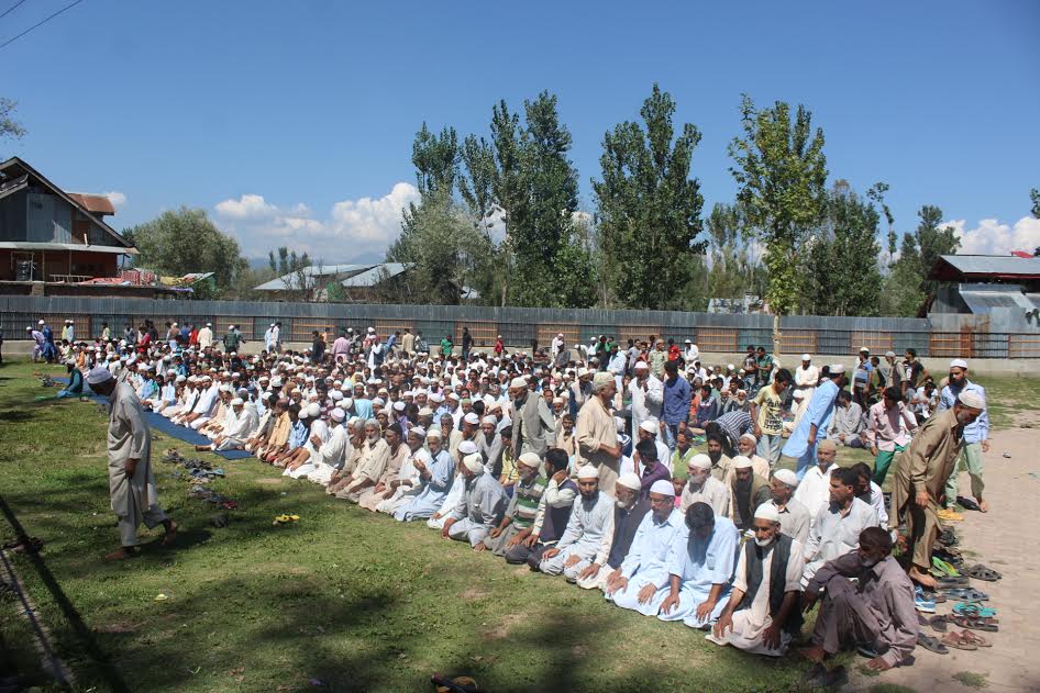 Hundreds of faithful offered 'Zuhr Namaz' in open in Chinkipora area of Sopore on Sunday. (KL Image: Muhammad Abu Bakr)