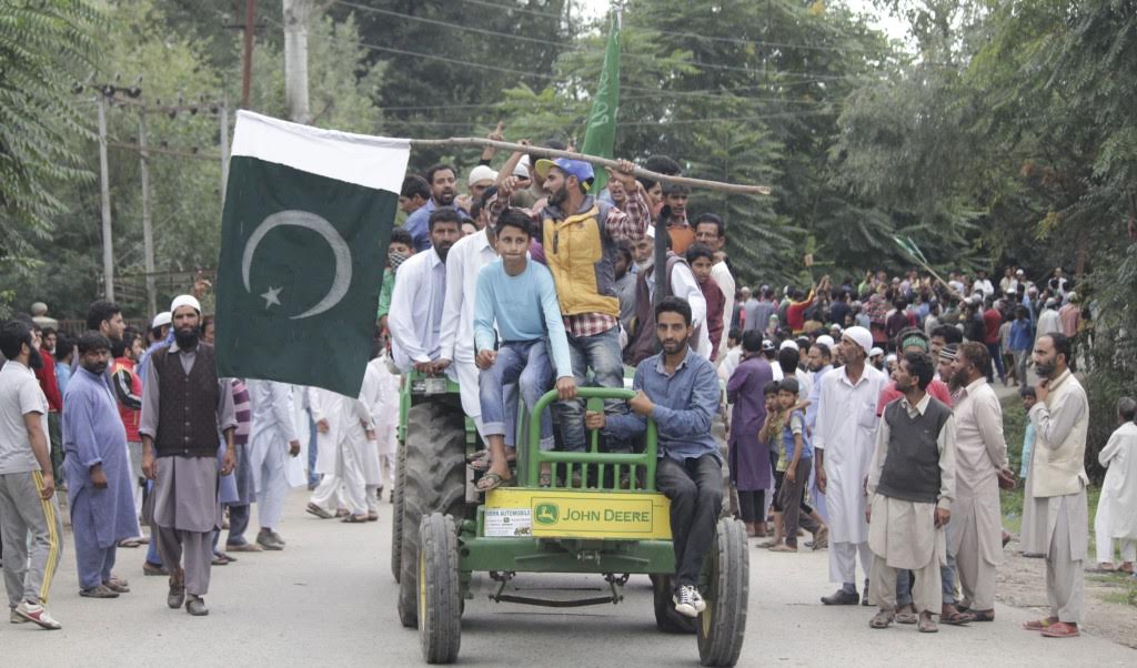 Hundreds of people marched to Nadihal area of Baramulla district on Friday (Sep 02, 106) where a mass rally was held. (KL Image courtesy: Suhail Khan)