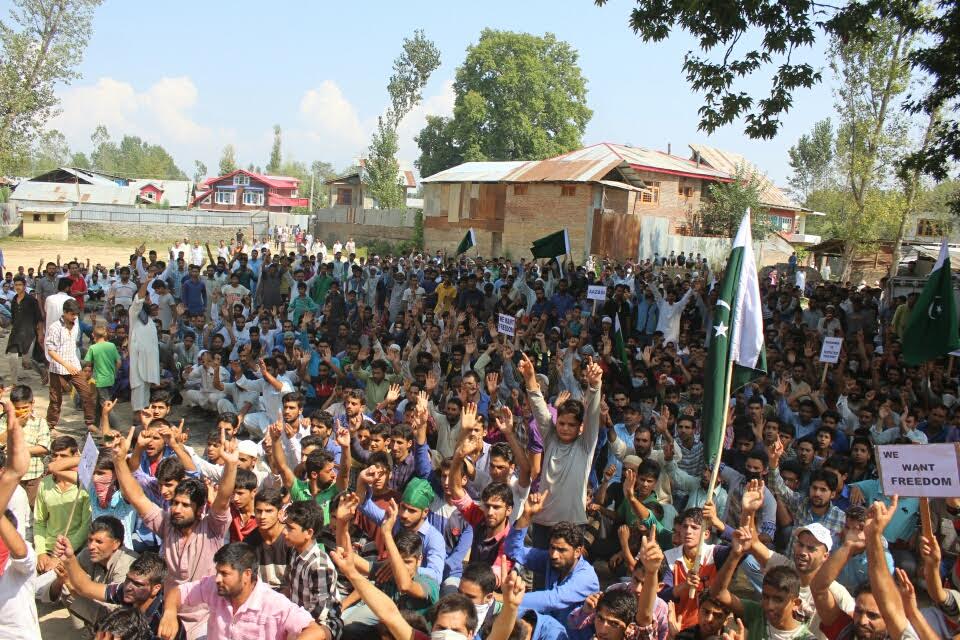 Despite raids, hundreds of people participated in a pro-freedom rally in Dooru Sopore on Sep 10, 2016. (KL Image: Muhammad Abu Bakr)
