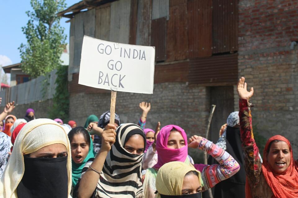 Hundreds of women participated in the pro-freedom rally in Dooru, Sopore on Sep 10, 2016. (KL Image: Muhammad Abu Bakr)