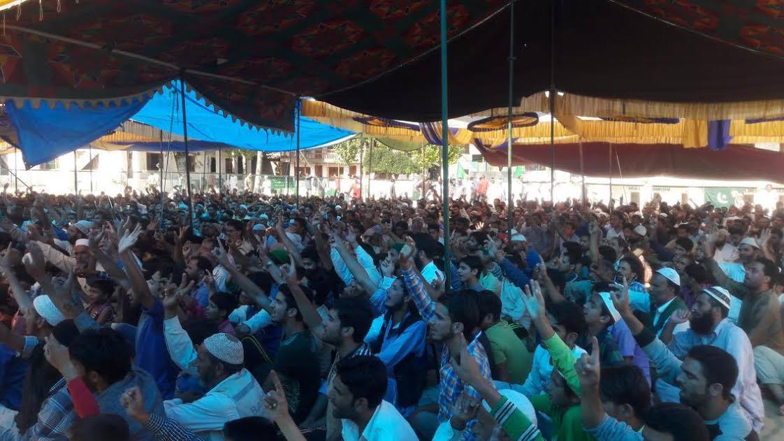 Hundreds of people assembled in a pro-freedom rally in Khunmoh area of Srinagar on September 05, 2016. (KL Image courtesy: Mehraj Bhat)