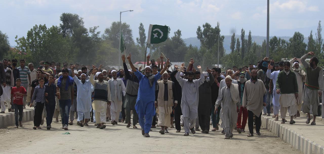 Ahead of Nadihal Chalo, thousands of people staged massive protests at Ladoora Village marched towards Nadihal village where people will offered Friday prayers.