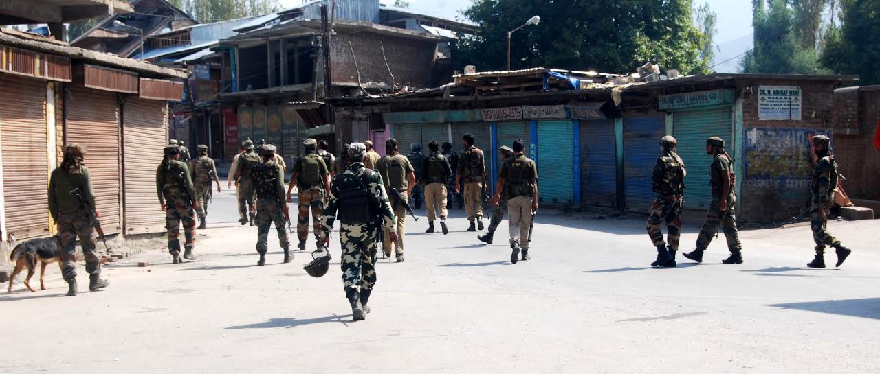 Forces foiled 'Dooru Chalo' in Islamabad on Sep 25, 2016. (KL Image: Shah Hilal)
