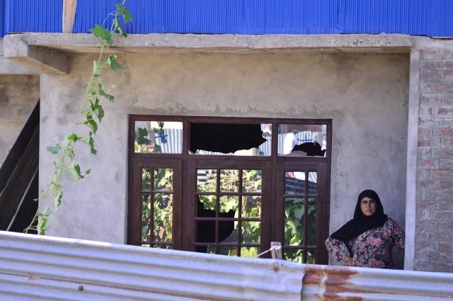 Forces damaged window panes of the residential houses in Saloosa in a bid to care people from holding pro-freedom rally, locals said. (KL Image: Eeshan Peer)