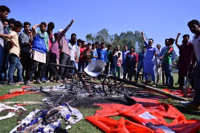Tents were erected to accommodate people during pro-freedom rally in Saloosa but forces set them ablaze. (KL Image: Eeshan Peer)