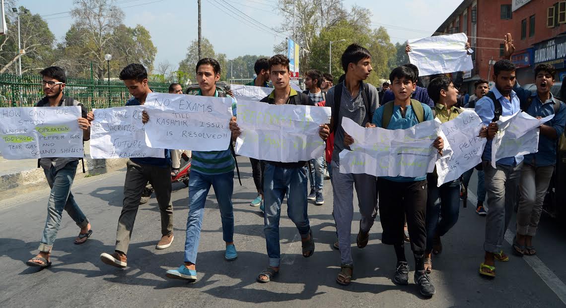 Scores of students marched on Residency Road in Srinagar on Sep 29, 2016 demanding resolution of Kashmir Issue. (KL Image: Bilal Bahadur)