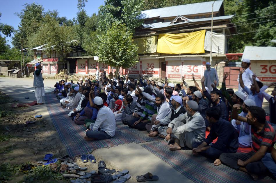 Faithful offered Namaz-i-Zuhr in open in Thjiwara area of South Kashmir. (KL Image: Shah Hilal)