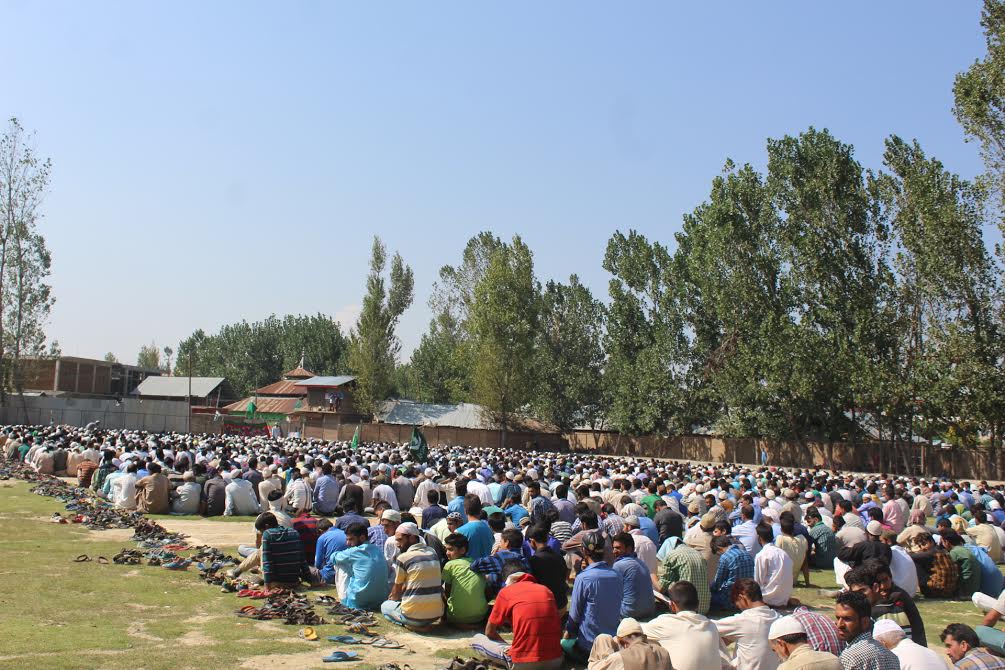 The people from various villages offered Friday prayers jointly in Rebban village of Rafiabad on Sep 09, 2016.