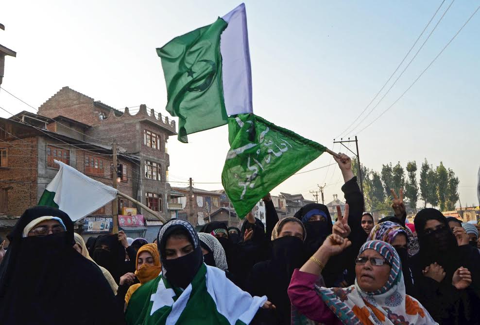 Hundreds of women took out a pro-freedom rally in Batamaloo area on Sep 27, 2016. (KL Image: Bilal Bahadur)