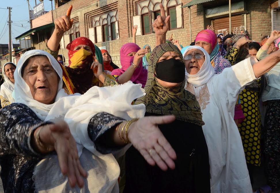 women-holding-protests-in-aali-kadal-on-sep-10-2016