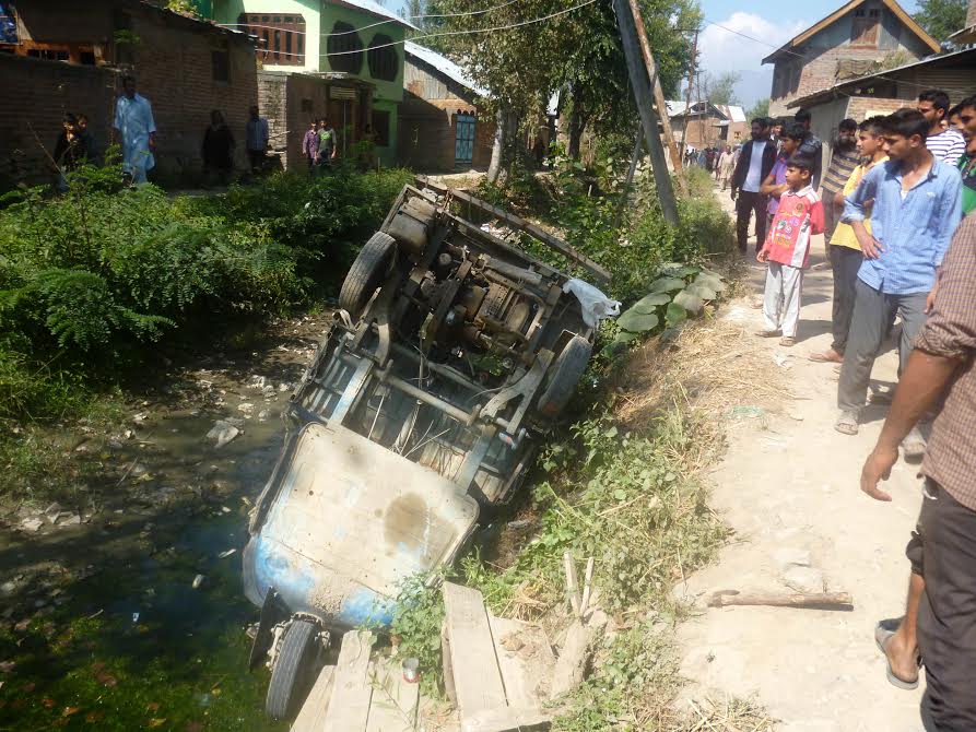 damages-done-to-automobile-by-forces-in-pazalpora-bijbehara-on-sep-26-2016-by-shah-hilal