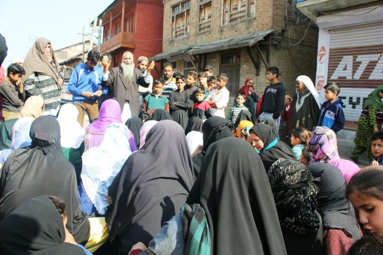 Ab Gani alias Guroo addressing people in Jamia Masjid Sopore on Oct 25, 2016. (KL Image: Mohammad Abu Bakar)