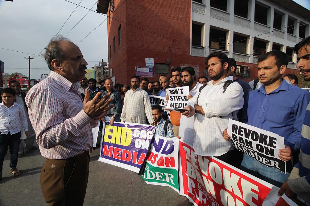 Veteran Journalist Altaf Hussain addressing a protest demonstration by media personnel in Mushtaq Ali Enclave on Oct 6, 2016. (KL Image: Bilal Bahadur)