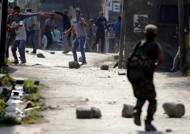 Clashes erupted in Batamaloo area on Oct 4th 2016. (KL Image: Bilal Bahadur)