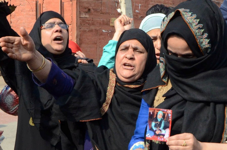 Relatives of a burned girl protesting in Srinagar. (Photo: Bilal Bahadur/KL)