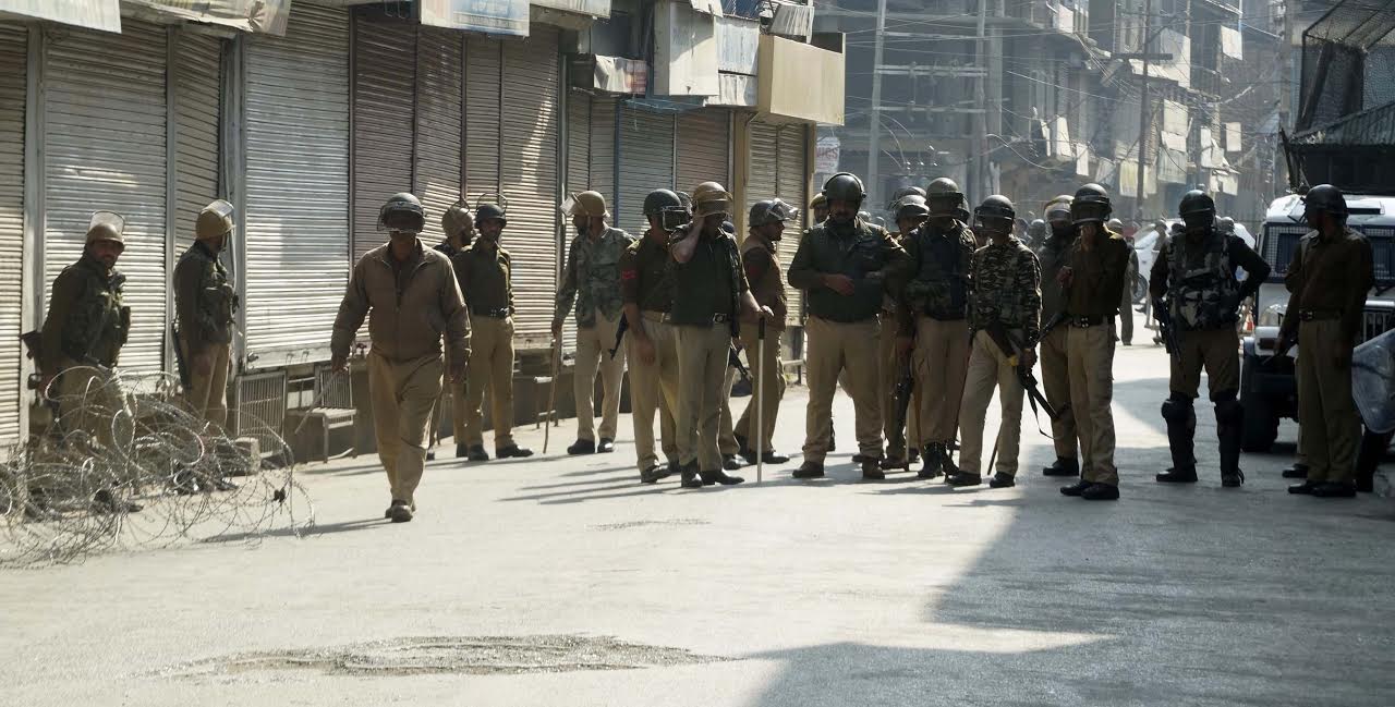 Forces deployment in Maisuma Srinagar on Oct 22, 2016. (KL Image: Bilal Bahadur)