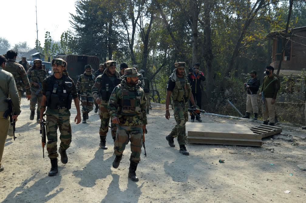 Hundreds of men in uniform cordoned off Hanji Dantar area in Islamabad on Oct 25, 2016. (KL Image: Shah Hilal)
