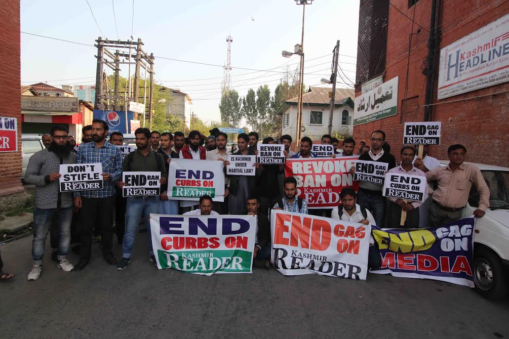 Journalists working in Kashmir held a silent sit-in protest against ban on publication of 'Kashmir Reader' on Oct 7th 2016. (KL Image: Bilal Bahadur)