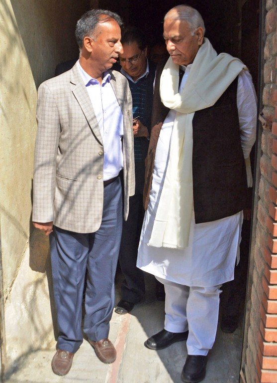 In a serious thought: Yashwant Sinha listening to KCCI president, Mushtaq Ahmad Wani at Chamber office in Srinagar on Oct 26, 2016. (KL Image: Bilal Bahadur)