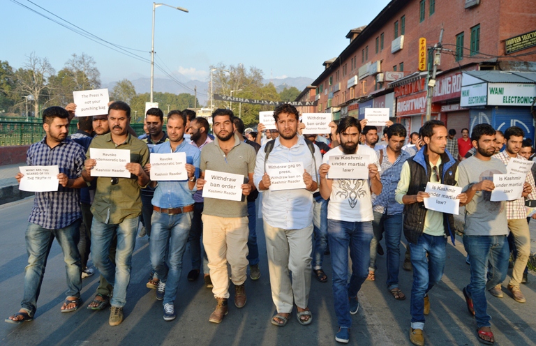 Journalists marching in Lal Chowk in solidarity with 'Kashmir Reader' on Oct 4th 2016. (KL Image: Bilal Bahadur)