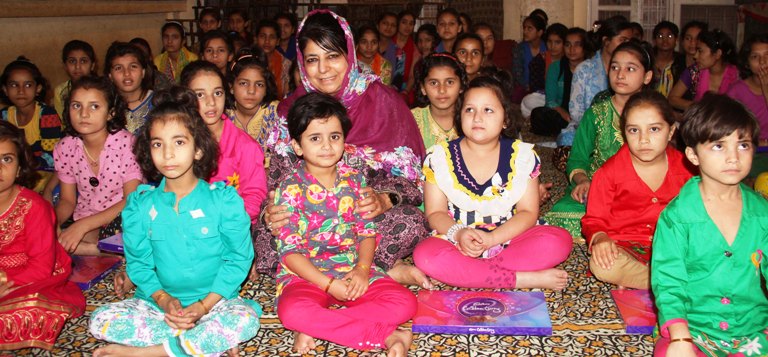 Chief Minister Ms Mehbooba Mufti with the inmate kids of Nari Niketan at Amphalla in Jammu (A J&K government photograph)