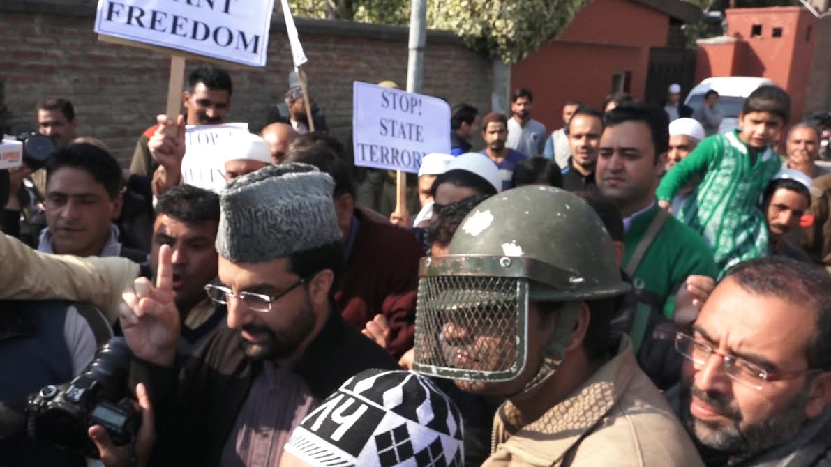 Mirwaiz Umar Farooq arrested at Nigeen by police on Oct 28, 2016 on way to Jamia Masjid Srinagar. (KL Image: APHC-m)