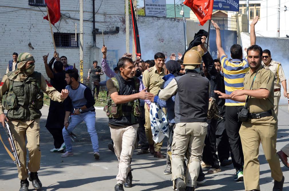 Police using force against Muharram moruners in Srinagar on 11 Oct 2016. (KL Image: Bilal Bahadur)