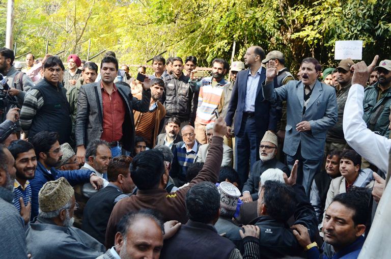 National Conference holding a sit-in protest outside CM's residence at Gupkar on Oct 26, 2017. (KL Image: Bilal Bahadur)