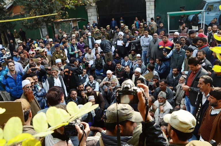 National Conference led a protest demonstration to CM's Gupkar residence on Oct 26, 2016. (KL Image: Bilal Bahadur)