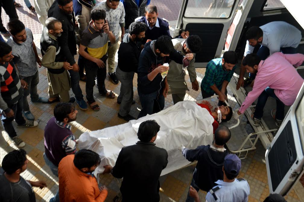 Dead body of Owais Ahmad Sheikh being taken to his home from SMHS Srinagar on Oct 11, 2016. (KL Image courtesy: Owais Ahmad Sheikh)