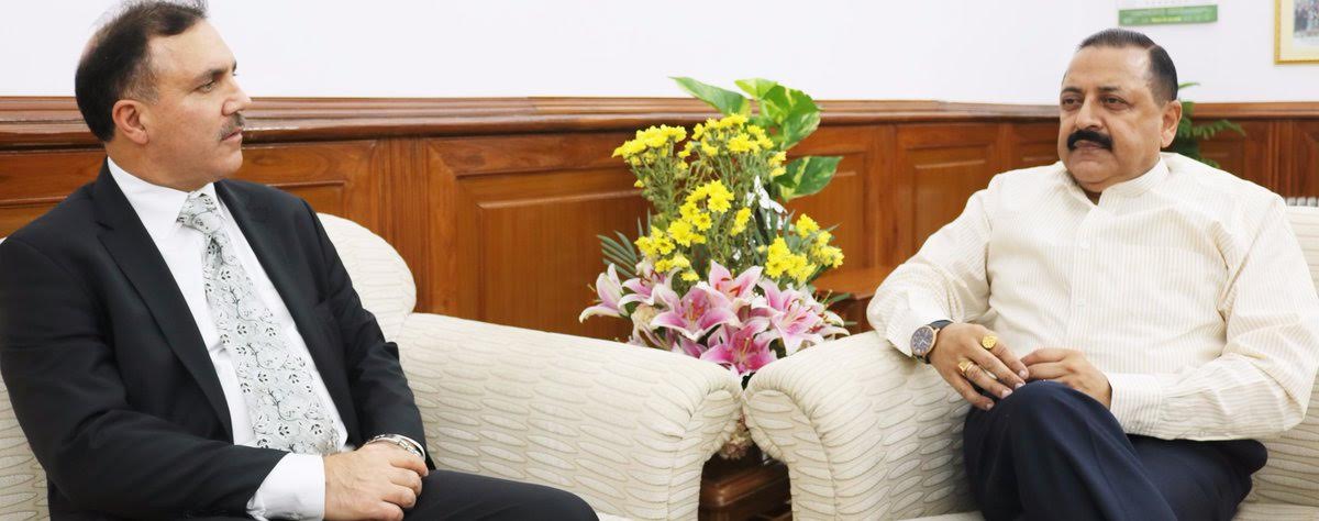 J&K Bank chairman, Parvez Ahmed, with Dr Jitendra Singh in New Delhi on Oct 20, 2016.