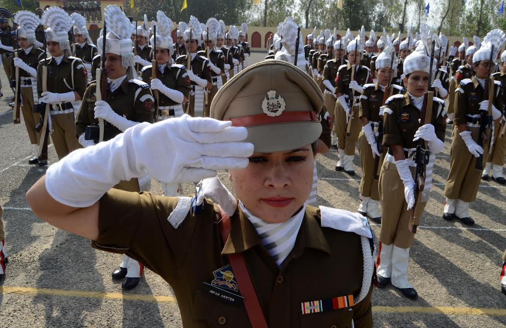 JKP women cops presenting 'guard of honour' to CM Ms Mehbooba Mufti on Oct 21, 2016 at JKP Armed Hrs at Zewan on Oct 21, 2016. (KL Image: Bilal Bahadur)
