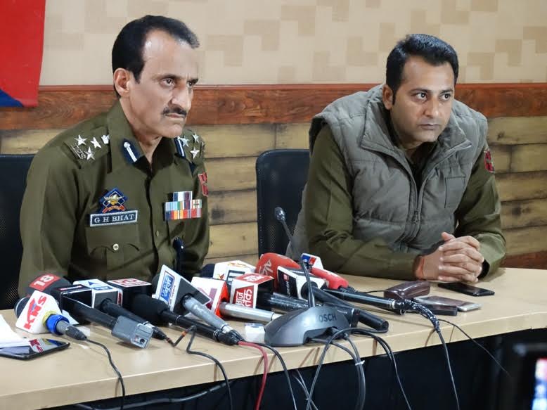 DIC central Kashmir, G H Bhat. addressing media at PCR Srinagar on Oct 24, 2016. (KL Image courtesy: Police Media Centre)