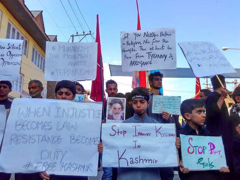 Pro-Kashmir protests during 'Zul Janah' procession in Srinagar on Oct 12, 2016. (KL Image: Syed Shahriyar)