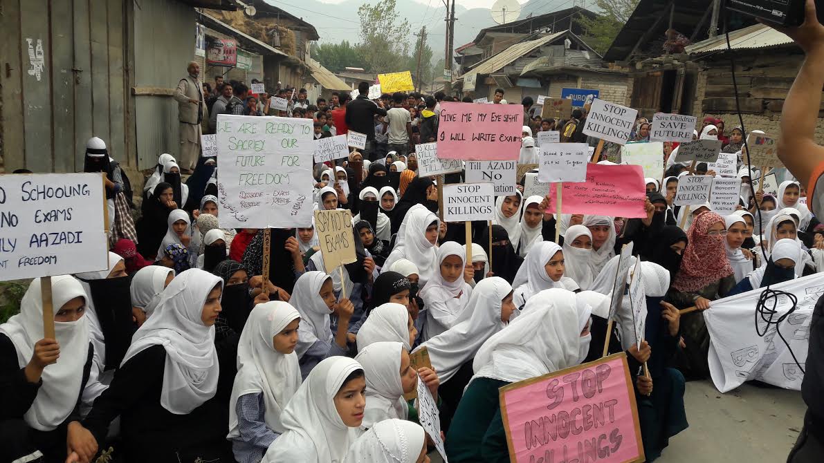 Students hold pro-Kashmir resolution protest in Duroo Sopore on Oct 5th 2016. (KL Image: Mohammad Younis)