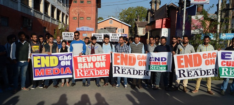 Journalists protesting against the ban on Kashmir Reader on Oct 15, 2016. (KL Image: Bilal Bahadur)