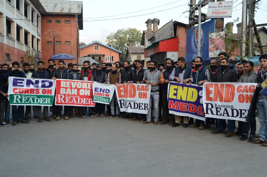 Kashmir based Journalists on Oct 25, 2016 held a silent sit-in protest against ban on publication of the 'Kashmir Reader'. (KL Image: Bilal Bahadur)