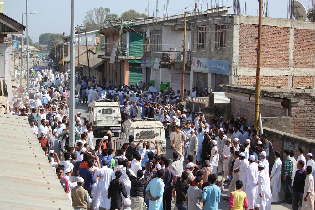 Massive pro-freedom protests erupted in Sopore on Oct 7th 2016 following congregational Friday prayers. (KL Image: Mohammad Abu Bakar)