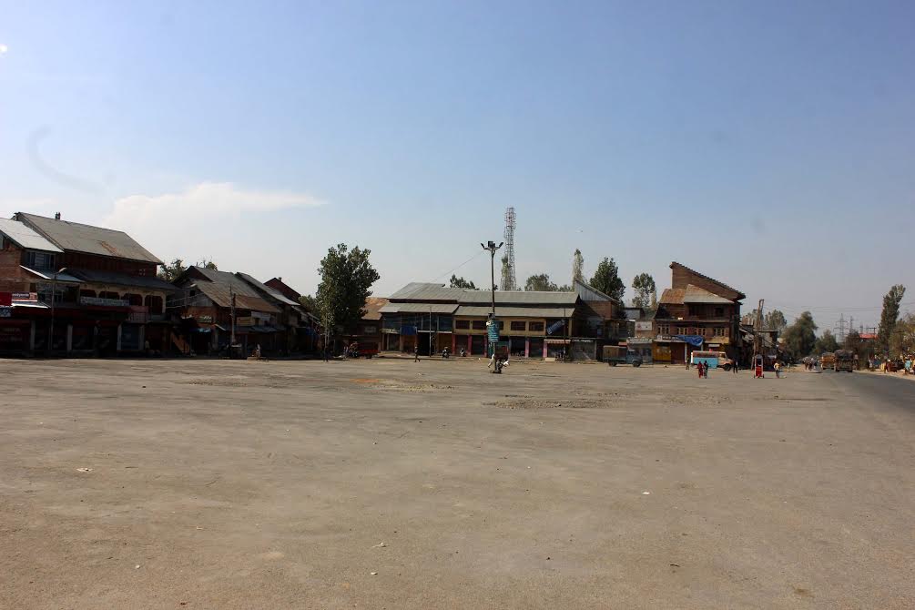 Deserted Qazigund town on Oct 12, 2016 as severe restrictions were put in place in view of "freedom march". (KL Image: Shah Hilal)