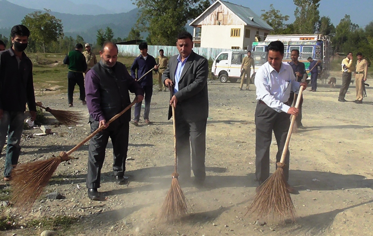 Deputy Commissioner Kulgam on a cleaning operation