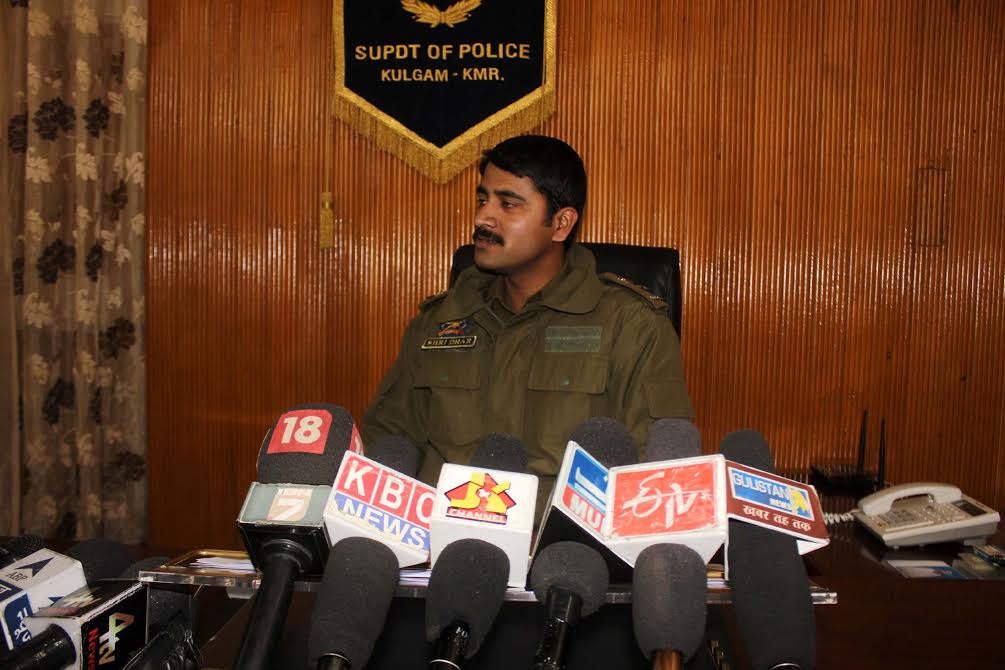 SP Kulgam, Shridhar Patil, addressing media in Kulgam on Oct 28, 2016. (KL Image: Shah Hilal)