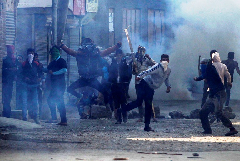 Clashes erupted in Soura on Oct 28, 2016 between forces and youth. (KL Image: Bilal Bahadur)