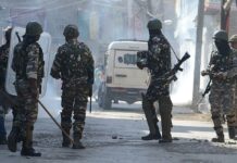 Amid fierce gunfight, clashes erupt in Pulwama village Clashes erupted in Soura on Oct 7th 2016 after congregational Friday prayers. (KL Image: Bilal Bahadur)