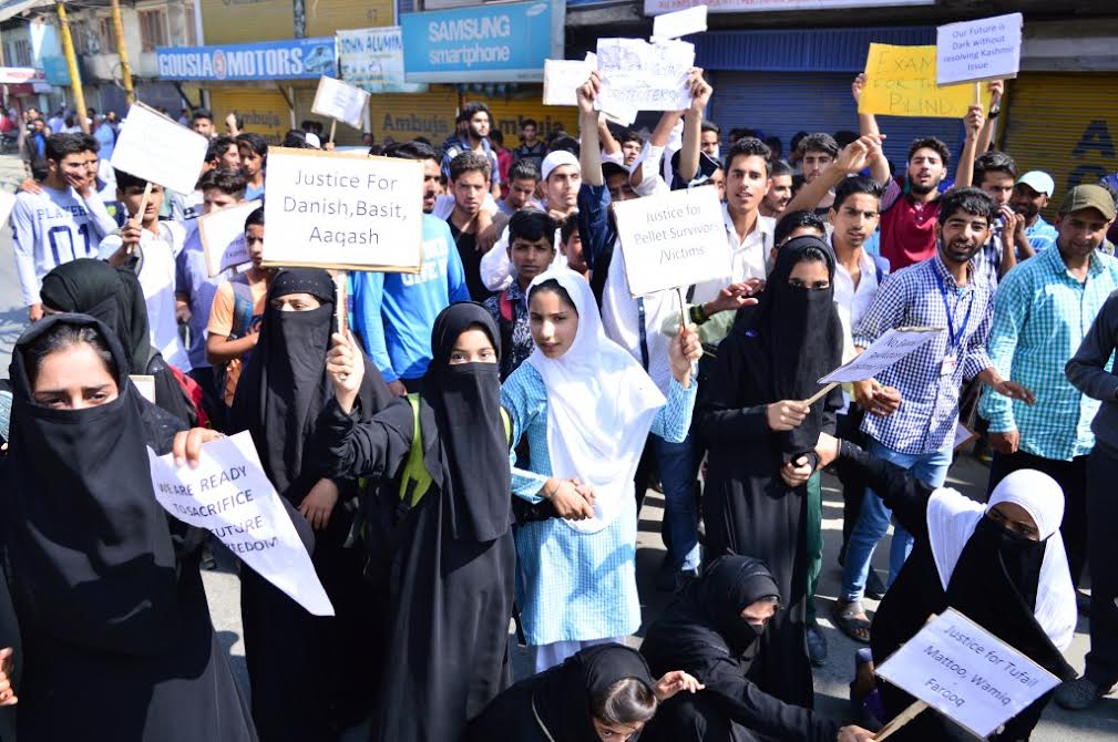 Students holding anti-exam and pro-Kashmir resolution protests in Sopore on Ist October 2016. (KL Image: Suhail Khan)