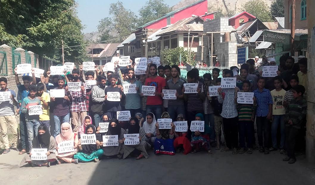 Anti-exam, pro-Kashmir resolution protests hedl in South Kashmir's Islamabad district on Oct 3rd 2016. (KL Images: Shah Hilal)